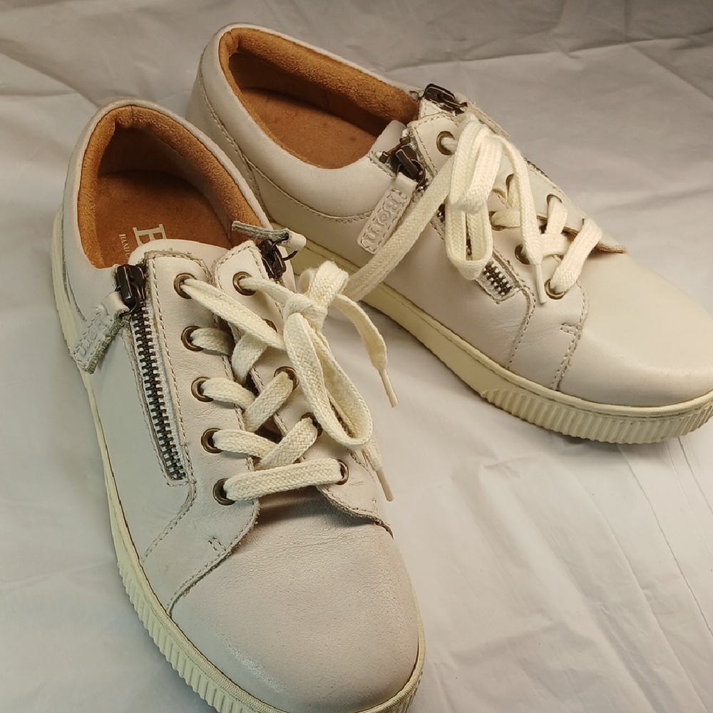 Born Handcrafted White Leather womens Sneakers size 8.5. mint condition